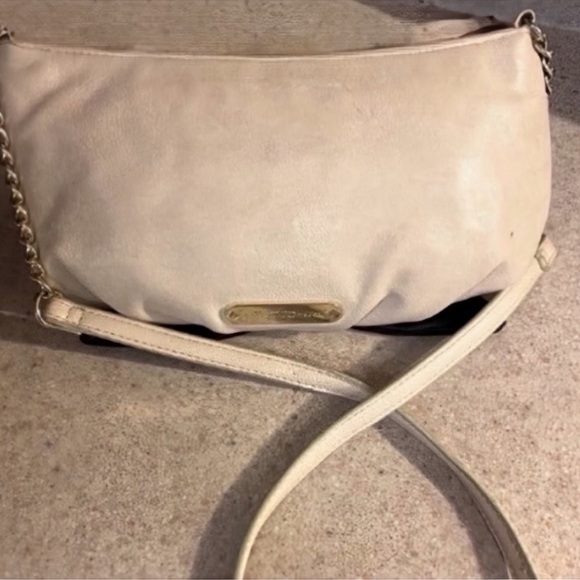 Elegant Betsey Johnson Black and Cream Bow Accent Women's Bag - Picture 2 of 3